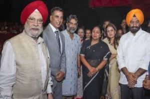  केंद्रीय मंत्री हरदीप सिंह पुरी, दिल्ली की मुख्यमंत्री रेखा गुप्ता ने देखी ‘केसरी चैप्टर 2'
