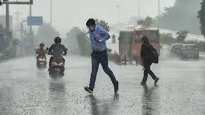 दिल्ली में बारिश होने से लोगों की मिली गर्मी से राहत