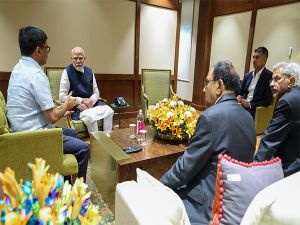 सऊदी अरब से लौटते ही पीएम मोदी ने हवाई अड्डे पर ही बुलाई बैठक, एनएसए डोभाल और विदेश मंत्री रहे मौजूद