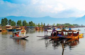 जम्मू-कश्मीर सरकार ने कश्मीर में 48 पर्यटन स्थलों को किया बंद 