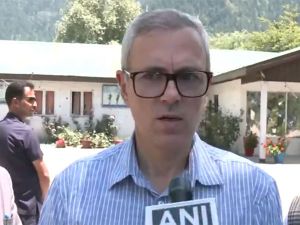 जम्मू-कश्मीर के मुख्यमंत्री उमर अब्दुल्ला ने केंद्र से की हज उड़ानों की संख्या बढ़ाने की अपील