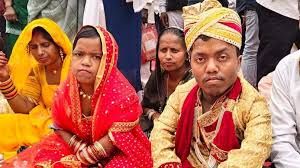 सामूहिक विवाह कार्यक्रम में आकर्षण का केंद्र रहे ढाई फुट कद के दूल्हा-दुल्हन