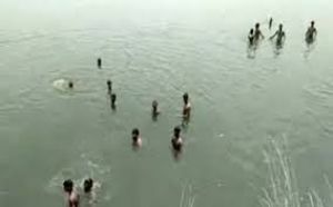  नदी में चार लड़कियां डूबीं