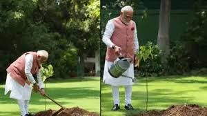मोदी ने प्रधानमंत्री  आवास में सिंदूर का पौधा लगाया