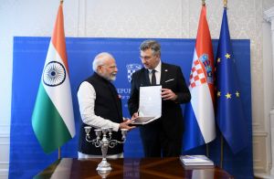 क्रोएशिया में प्रधानमंत्री मोदी को मिला ऐतिहासिक संस्कृत ग्रंथ का उपहार