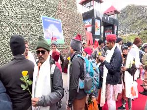 पांच साल बाद फिर शुरू हुई कैलाश मानसरोवर यात्रा, सिक्किम के राज्यपाल ने पहले जत्थे को दिखाई हरी झंडी