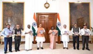 रक्षामंत्री राजनाथ सिंह ने राष्ट्रपति मुर्मू के भाषणों के संग्रह का विमोचन किया