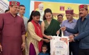  कंगना रनौत ने बांटी पीएम पोषण किट