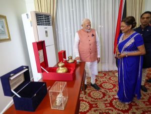 प्रधानमंत्री मोदी ने राम मंदिर की प्रतिकृति और सरयू का जल त्रिनिदाद और टोबैगो की पीएम को किया भेंट