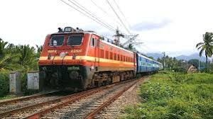 रेलवे पुलिस ने यात्री को तीन लाख रुपये से भरा बैग लौटाया