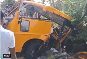  रेलवे ट्रैक पार कर रही स्कूल बस को ट्रेन ने मारी टक्कर; 3 छात्रों की मौत