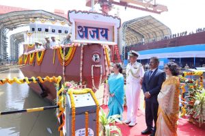  नौसेना के एंटी-सबमरीन क्राफ्ट ‘अजय’ का जलावतरण