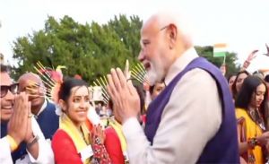  ब्रिटेन में प्रवासी भारतीयों ने पीएम मोदी का किया स्वागत, उन्हें वैश्विक और आध्यात्मिक अपील वाला दूरदर्शी व्यक्ति बताया
