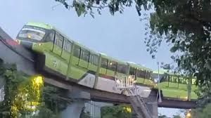  मुंबई में फंसी दो मोनोरेल ट्रेन से 500 से अधिक यात्रियों को निकाला गया