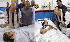  रक्षा मंत्री राजनाथ सिंह ने जम्मू के अस्पताल में बाढ़ पीड़ितों से मुलाकात की