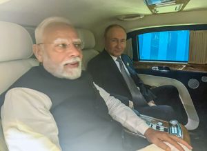  पीएम मोदी-पुतिन की दोस्ताना मुलाकात, द्विपक्षीय बैठक के लिए एक ही कार में सवार होकर मीटिंग में पहुंचे दोनों नेता