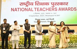 राष्ट्रपति   ने शिक्षक दिवस पर शिक्षकों का सम्मान किया, कहा- बेटियों की शिक्षा और स्मार्ट शिक्षक से भारत बनेगा ज्ञान महाशक्ति