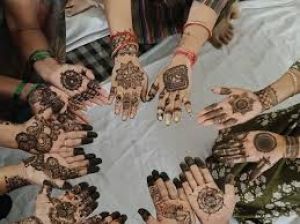 मेंहदी के लिए केवल महिलाओं की सेवाएं लें, शादी में फिजूलखर्ची बंद करें
