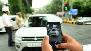 ‘हेलमेट न पहनने' पर कार मालिक पर जुर्माना, पुलिस ने मानवीय भूल बताया