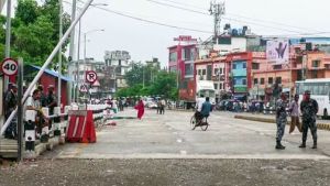 चार दिन बाद खुला भारत-नेपाल का सोनौली बॉर्डर, आवश्यक सामान से भरे ट्रकों को मिली अनुमति