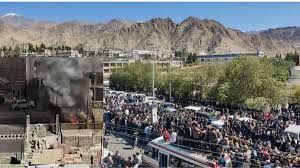 लद्दाख में आंदोलन हिंसक हुआ, चार लोगों की मौत, सोनम वांगचुक ने अनशन समाप्त किया लद्दाख में आंदोलन हिंसक हुआ, चार लोगों की मौत, सोनम वांगचुक ने अनशन समाप्त किया