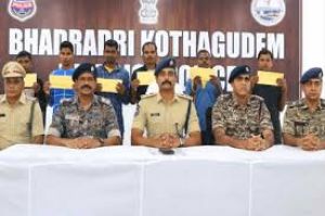 तेलंगाना पुलिस के समक्ष छह माओवादियों ने आत्मसमर्पण किया तेलंगाना पुलिस के समक्ष छह माओवादियों ने आत्मसमर्पण किया