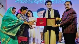 राष्ट्रीय किशोर कुमार सम्मान से नवाजे गए गीतकार प्रसून जोशी