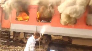 अमृतसर-सहरसा गरीब रथ एक्सप्रेस के एक डिब्बे में लगी आग, एक महिला घायल अमृतसर-सहरसा गरीब रथ एक्सप्रेस के एक डिब्बे में लगी आग, एक महिला घायल