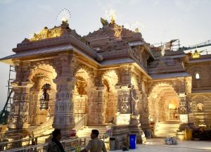 अयोध्या: राम मंदिर पूरी तरह से बनकर तैयार, ध्वज और कलश स्थापित अयोध्या: राम मंदिर पूरी तरह से बनकर तैयार, ध्वज और कलश स्थापित