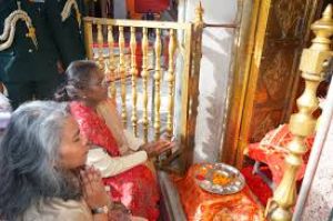 राष्ट्रपति मुर्मू ने नैना देवी, कैंची धाम में पूजा-अर्चना की राष्ट्रपति मुर्मू ने नैना देवी, कैंची धाम में पूजा-अर्चना की