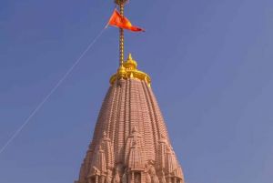  अयोध्या राम मंदिर के शिखर पर ध्वजारोहण के क्षण भक्तिमय हुई अयोध्या,  गूंजा &lsquo;जय श्रीराम&rsquo;
