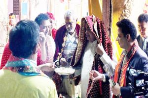 मथुरा में केंद्रीय मंत्री नितिन गडकरी ने राधा रानी मंदिर में दर्शन किये