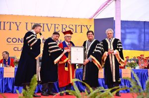 एमिटी यूनिवर्सिटी दीक्षांत समारोह में पीयूष गोयल ने 29 हजार छात्रों से की सार्वजनिक जीवन में आने की अपील