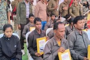 10 इनामी नक्सलियों का समर्पण, मुख्यमंत्री ने सभी को संविधान की प्रति दी