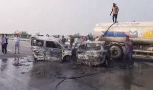 खड़ी कार में पीछे से दूसरी कार ने टक्कर मारी, पांच की मौत, चार घायल खड़ी कार में पीछे से दूसरी कार ने टक्कर मारी, पांच की मौत, चार घायल