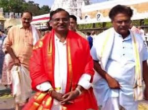 इसरो प्रमुख नारायणन ने अंतरिक्ष मिशन से पहले तिरुमला में पूजा-अर्चना की इसरो प्रमुख नारायणन ने अंतरिक्ष मिशन से पहले तिरुमला में पूजा-अर्चना की