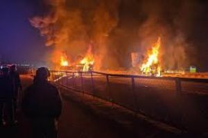 कर्नाटक में ट्रक के बस से टकराने से नौ लोगों की मौत: पुलिस