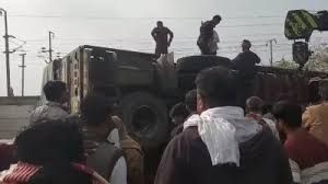 तीर्थयात्रियों पर ट्रक पलटने से तीन की मौत, आठ घायल तीर्थयात्रियों पर ट्रक पलटने से तीन की मौत, आठ घायल