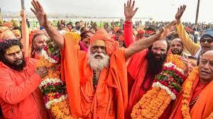 माघ मेला : सात साल से खड़ा साधु बना आकर्षण का केंद्र