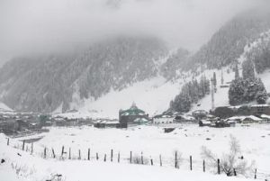 बर्फीली ठंड से जम्मू-कश्मीर में डल झील के किनारों पर पानी जमा; उप्र, दिल्ली में पारा लुढ़का