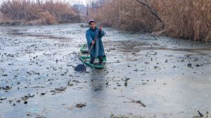 जम्मू-कश्मीर में कड़ाके की ठंड, फ्रीजिंग पॉइंट से नीचे गया तापमान; डल झील और जलाशय जमे