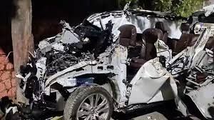 कार में सवार एक ही परिवार की छह महिलाओं की मौत