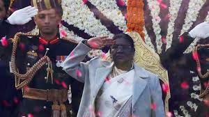  राष्ट्रीय गौरव का क्षण: 77वें गणतंत्र दिवस पर राष्ट्रपति मुर्मू ने कर्तव्य पथ पर फहराया तिरंगा