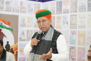 केंद्रीय मंत्री अर्जुन राम मेघवाल ने किताब का विमोचन किया