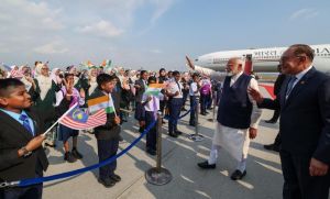 पीएम मोदी दो दिवसीय यात्रा पर मलेशिया की राजधानी कुआलालंपुर पहुंचे, प्रधानमंत्री अनवर इब्राहिम गर्मजोशी से किया स्वागत