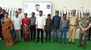 हैदराबाद में मुख्यमंत्री  के समक्ष 130 माओवादियों ने आत्मसमर्पण किया