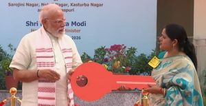 पीएम मोदी ने दिल्ली के सरोजिनी नगर में महिला लाभार्थियों को सौंपी जीपीआरए फ्लैट्स की चाबियां