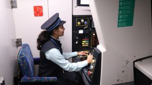 अंतरराष्ट्रीय महिला दिवस पर महिला कर्मियों ने एक्वा लाइन के रूट पर दौड़ाई मेट्रो