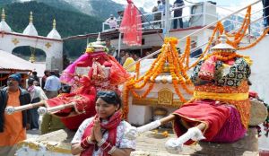 अक्षय तृतीया के दिन खुलेंगे गंगोत्री और यमुनोत्री धाम के कपाट, &lsquo;हर-हर गंगे&rsquo; के जयकारों के बीच निकली मां गंगा की उत्सव डोली