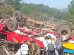 उधमपुर में बस के खाई में गिरने से सात लोगों की मौत